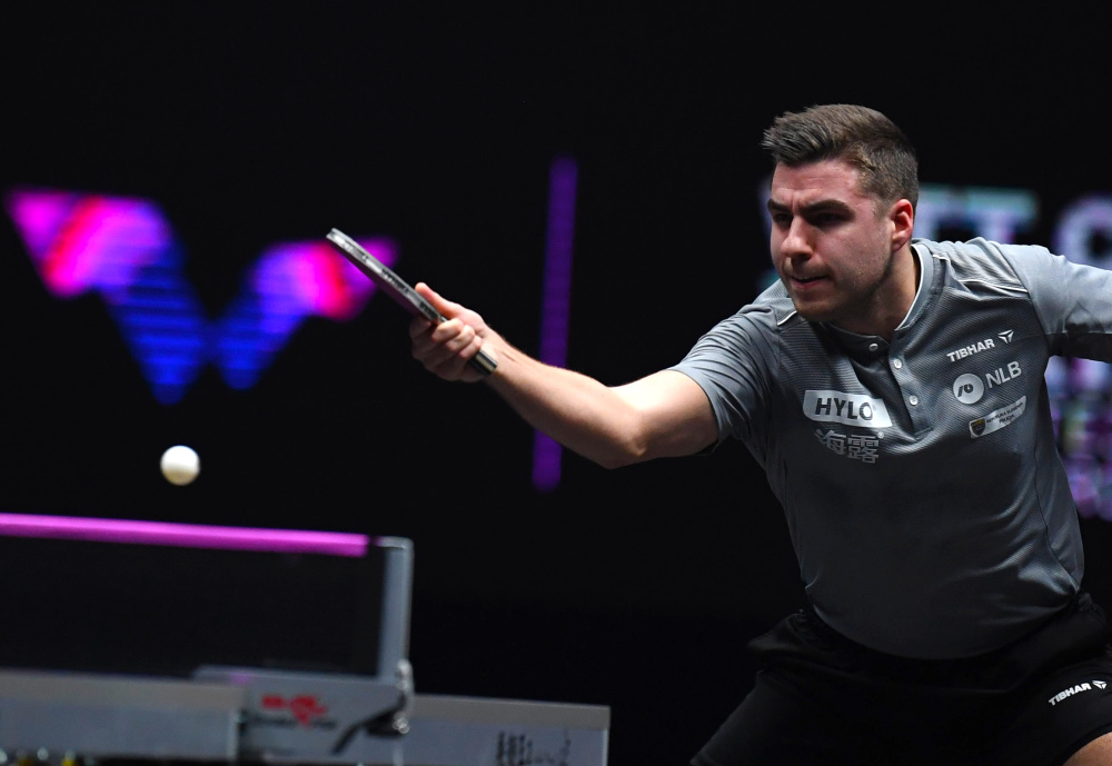 他的一举一 他的一举一